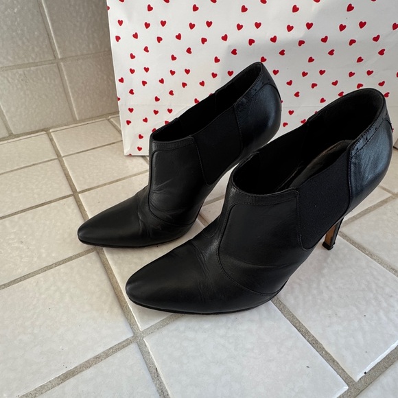 Shoes - Manolo Blahnik Black Pointed-Toe Leather Ankle Booties - Women